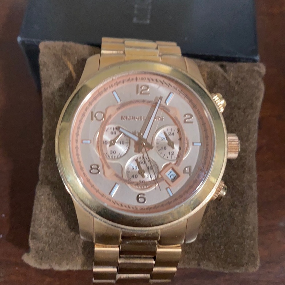 Gently use came whit box need new batteries
